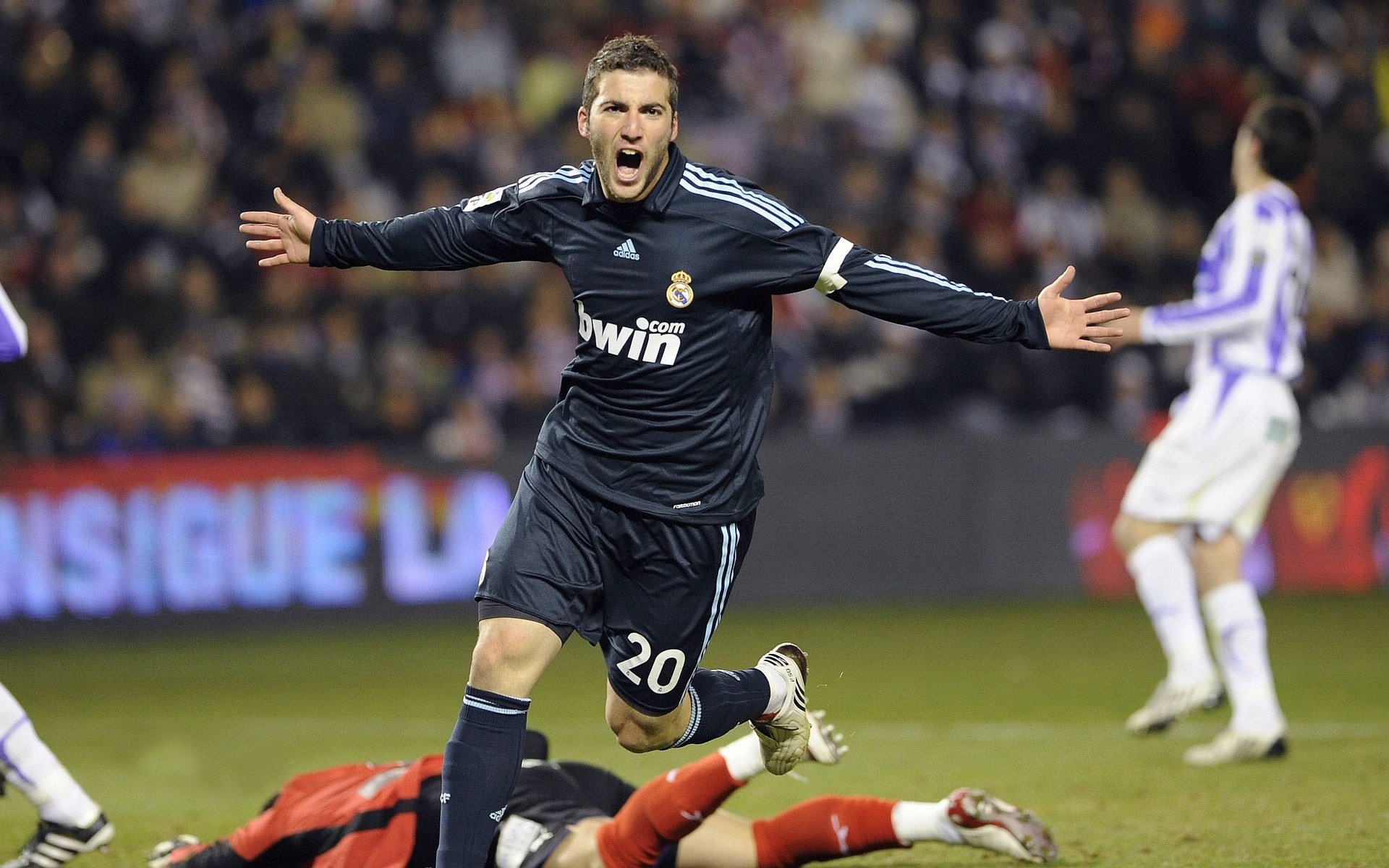 塞内加尔险胜伊朗，本泽马彻底打爆防线，非洲雄狮的利齿与高卢雄鸡的尖喙